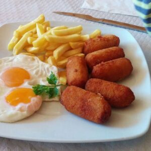 Plato combinado huevos y croquetas